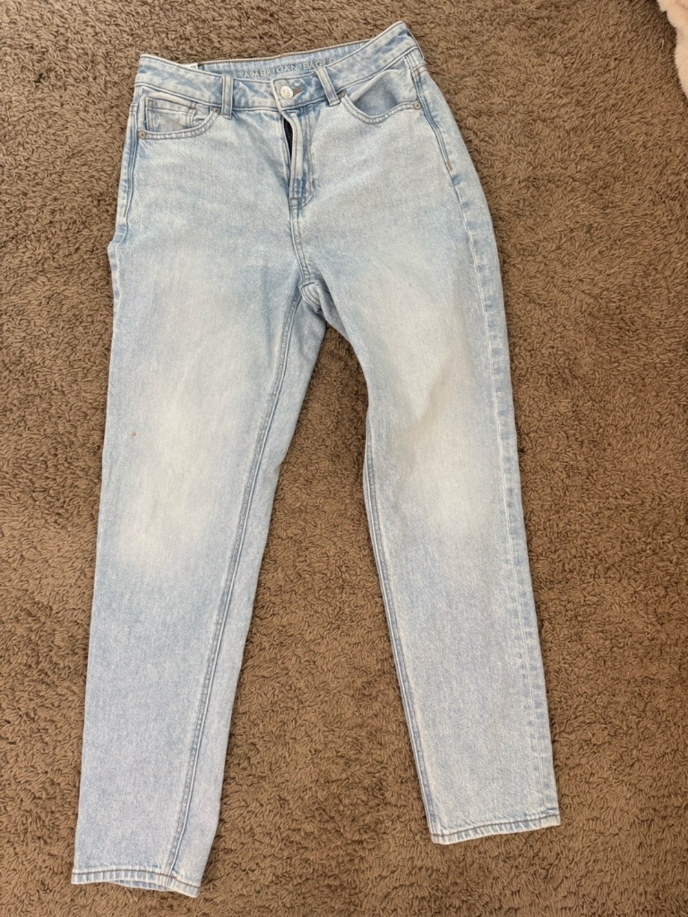 AE Women’s Light Wash High-Rise Jeans